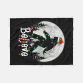 Santa Bigfoot Christmas Sasquatch Believe Xmas Men Fleecedecke (Vorderseite (Horizontal))