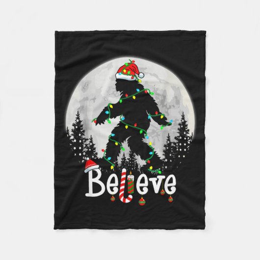 Santa Bigfoot Christmas Sasquatch Believe Xmas Men Fleecedecke (Vorderseite)
