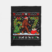 Santa Bigfoot Christmas Tree Funny Sasquatch 67 Fleecedecke (Vorderseite)