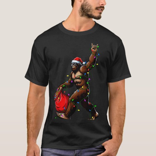 Santa Bigfoot Christmas Tree Lights Rock Funny Sas T-Shirt (Vorderseite)