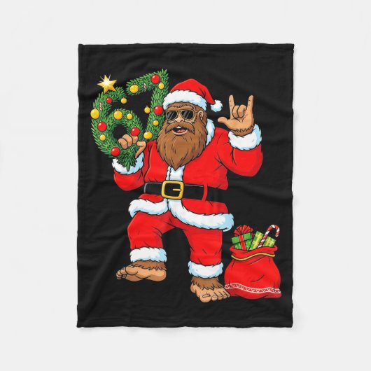 Santa Bigfoot Christmas Tree Sasquatch 67 Six Seve Fleecedecke (Vorderseite)
