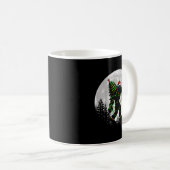 Santa Bigfoot Christmas Tree Xmas Lights Funny Sas Kaffeetasse (VorderseiteRechts)
