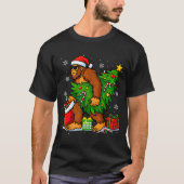 Santa Bigfoot Christmas Tree Xmas Lights Funny Sas T-Shirt (Vorderseite)
