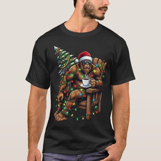 Santa Bigfoot Drinking Coffee Christmas Tree Xmas  T-Shirt (Vorderseite)