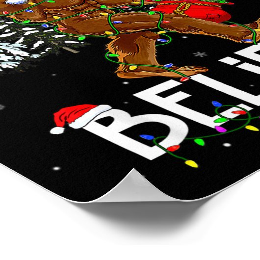 Santa Bigfoot Weihnachtsbaum Lichter Xmas Jungen M Poster (Ecke)