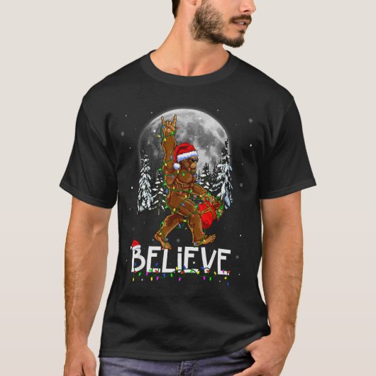 Santa Bigfoot Weihnachtsbeleuchtung Lustiger Sasqu T-Shirt (Vorderseite)