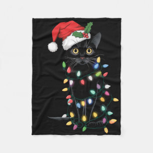 Santa Black Cat hallte in Weihnachtsbaumlicht auf Fleecedecke