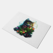 Santa Black Cat hallte in Weihnachtsbaumlicht auf Fußmatte (Schrägansicht)
