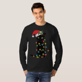 Santa Black Cat hallte in Weihnachtsbaumlicht auf T-Shirt (Vorne ganz)