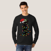 Santa Black Cat hallte in Weihnachtsbaumlicht auf T-Shirt (Vorne ganz)