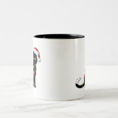 Santa Black Cat hallte in Weihnachtsbaumlicht auf Zweifarbige Tasse (Mittel)