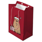 Santa Capybara Mittlere Geschenktüte (Vorderseite Schrägansicht)
