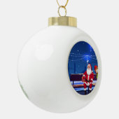 Santa Claus auf der Parkbank Keramik Kugel-Ornament (Links)