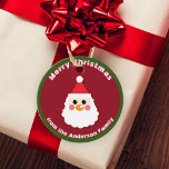 Santa Claus Face auf Red Merry Christmas Geschenkanhänger<br><div class="desc">Diese individuell gestaltbare Weihnachtsmarke ist eine reizvolle Ergänzung zu Ihren Urlaubsgeschenken. Das charmante Santa Claus-Gesicht auf einem lebendigen roten Hintergrund ist umgeben von einer festlichen "Frohen Weihnachten"-Botschaft. Der Tag kann mit dem Namen Ihrer Familie personalisiert werden, indem Sie Ihren Urlaubsgeschenken eine besondere Touch hinzufügen. Dieser Anhänger wird in dieser Weihnachtszeit...</div>