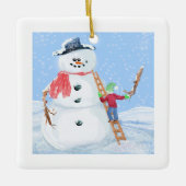 Santa Claus Helper Gebäude Ein Alberner Schneemann Keramikornament (Vorderseite)