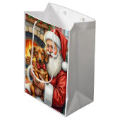 Santa Claus Holding Dachshund Christmas Art Mittlere Geschenktüte (Vorderseite Schrägansicht)