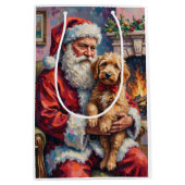 Santa Claus Holding Goldendoodle Christmas Art Mittlere Geschenktüte (Vorderseite)