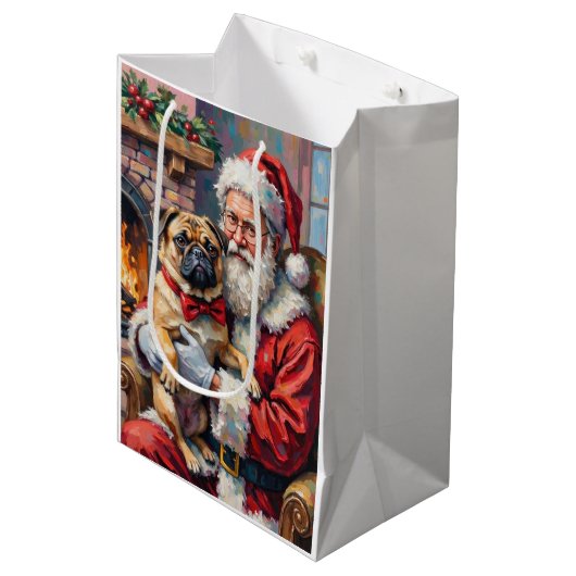 Santa Claus Holding Pug Christmas Art Mittlere Geschenktüte (Vorderseite Schrägansicht)