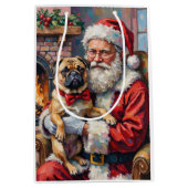 Santa Claus Holding Pug Christmas Art Mittlere Geschenktüte (Vorderseite)
