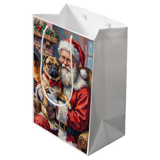 Santa Claus Holding Pug Christmas Art Mittlere Geschenktüte (Rückseite Schrägansicht)