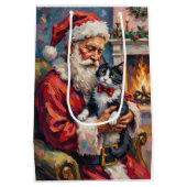 Santa Claus Holding Tuxedo Cat Christmas Art Mittlere Geschenktüte (Rückseite)