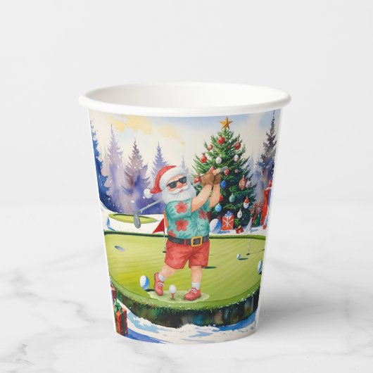 Santa Claus is golfing on Christmas golf course  Pappbecher (Vorderseite)