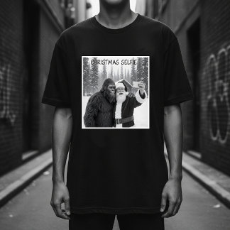 Santa Claus macht ein Selfie mit Bigfoot-Foto T-Shirt
