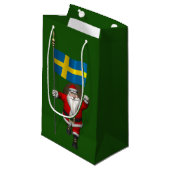 Santa Claus mit der Flagge Schwedens Kleine Geschenktüte (Vorderseite Schrägansicht)