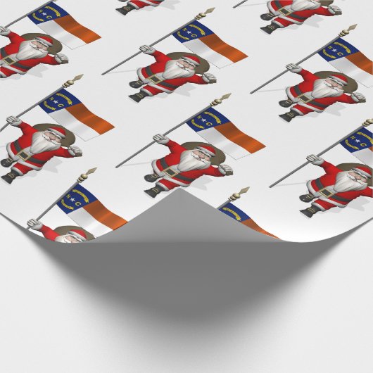 Santa Claus mit der Flagge von North Carolina Geschenkpapier (Ecke)