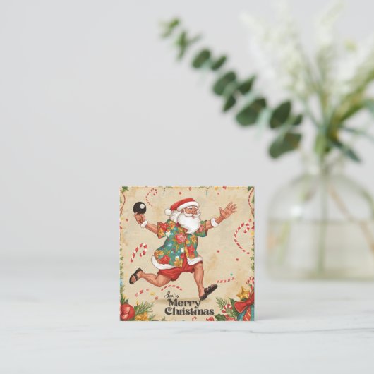 Santa Claus playing ping pong in a Hawaiian shirt Quadratische Visitenkarte (Stehend Vorderseite)