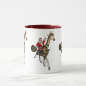 Santa Claus Riding A Giraffe Tasse (Zentrum)