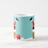 Santa Claus stuck in the chimney on the roof Kaffeetasse (Mittel)
