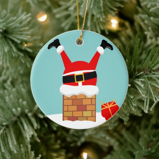 Santa Claus stuck in the chimney on the roof Keramik Ornament (Baum)