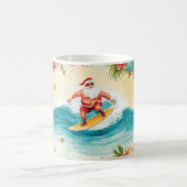 Santa Claus surfing on Christmas Holiday Kaffeetasse (Mittel)