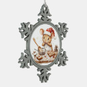 Santa Claus the mouse is making Christmas gingerbr Schneeflocken Zinn-Ornament (Links)