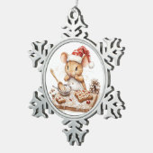 Santa Claus the mouse is making Christmas gingerbr Schneeflocken Zinn-Ornament (Rechts)