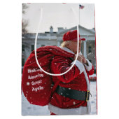 Santa Claus Trump im Weißen Haus Mittlere Geschenktüte (Vorderseite)