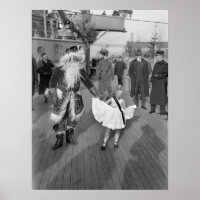 Santa Claus und Little Girl on Deck, 1925
