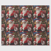 Santa Clause lächelt und windet Geschenkpapier (Flach)