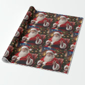 Santa Clause lächelt und windet Geschenkpapier (Ungerollt)
