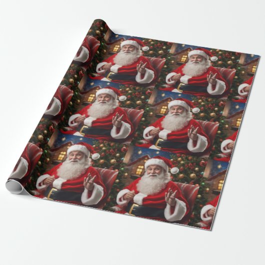 Santa Clause lächelt und windet Geschenkpapier (Ungerollt)