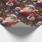 Santa Clause lächelt und windet Geschenkpapier (Ecke)