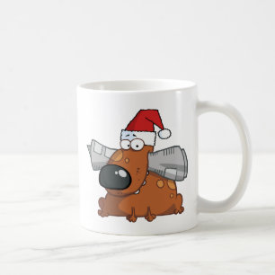 Santa Dog hält die Zeitung im Mund Kaffeetasse