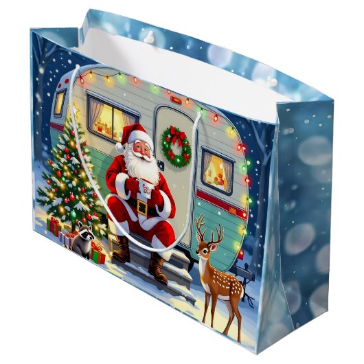 Santa Drinking Hot Cocoa outside his RV Christmas Große Geschenktüte (Rückseite Schrägansicht)