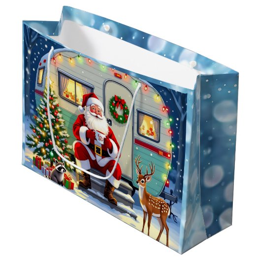 Santa Drinking Hot Cocoa outside his RV Christmas Große Geschenktüte (Vorderseite Schrägansicht)