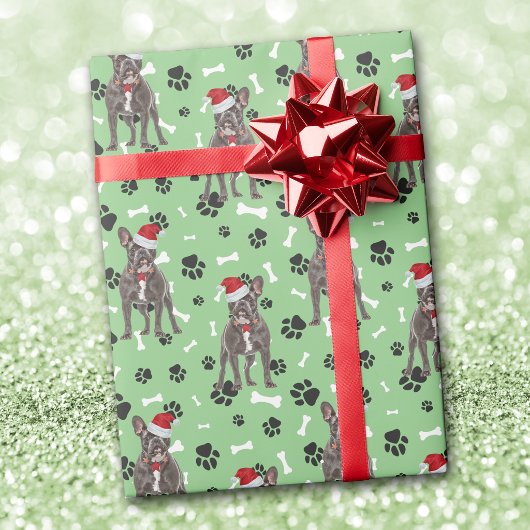 Santa Frenchie Pfotenmuster auf Grün Geschenkpapier