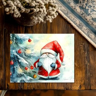 Santa-Gnom schneidet den Weihnachtsbaum Feiertagspostkarte