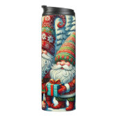 Santa Gnome Holiday Becher – Festive Geschenkidee (Nach rechts gedreht)