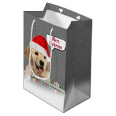 Santa Golden Retriever im Schneeflocken Mittlere Geschenktüte (Vorderseite Schrägansicht)