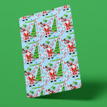 Santa Golfing by Christmas Tree Spielkarten<br><div class="desc">Der Weihnachtsmann konnte nicht warten! Er eröffnete ein frühes Geschenk - ein Golfgadget für sein Spiel. Nun, unser wunderschönes Weihnachtsgolfmuster ist perfekt für die Golfer. Spielen Sie mit diesem lustigen Deck von Weihnachts-Golf-Spielkarten, und machen Sie ein Loch in eins! Die Fähigkeiten des Weihnachtsmanns am Baum bringen diesem einzigartigen Design eine...</div>